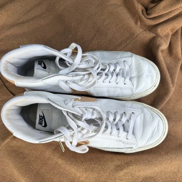 NIKE blazer mid White and Tan High-Top Sneakers size 7 US men 9 woman. - Picture 2 of 6